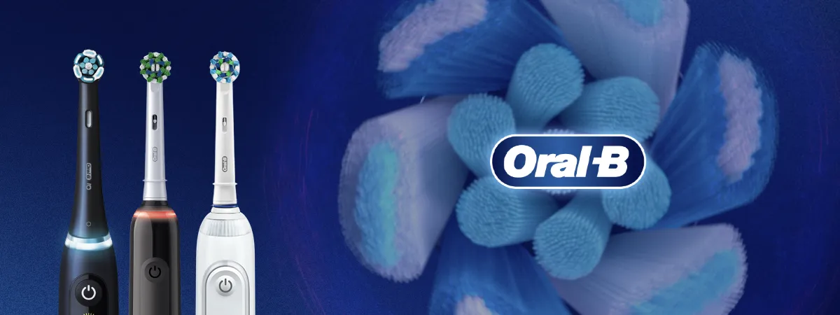 Três escovas de dente elétricas Oral-B em fundo azul, mostrando as cerdas de perto.