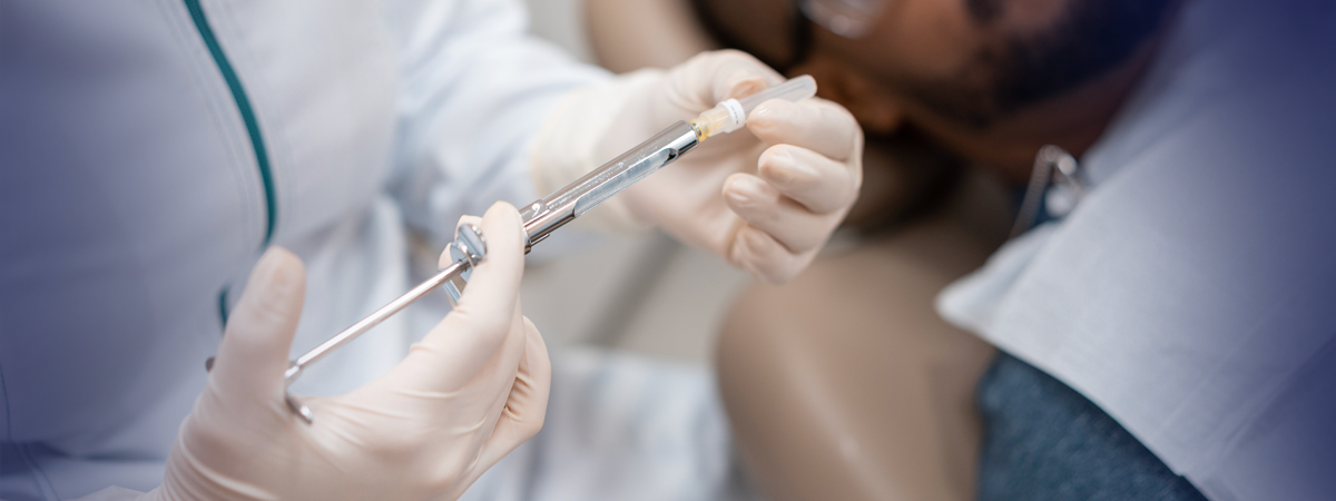Profissional de saúde preparando seringa para vacinação de paciente.