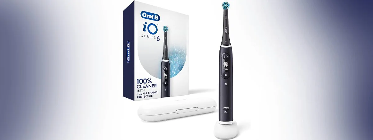 Escova de dentes elétrica Oral-B iO Series 6 preta ao lado de sua caixa e base de carregamento