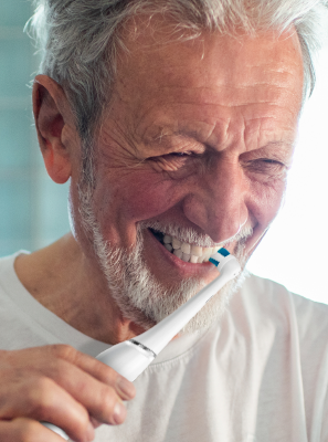 Escova De Dente Elétrica Auxilia Na Higiene Bucal De Idosos