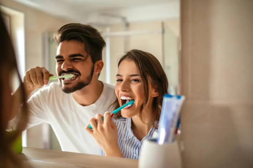 Para melhorar a saúde bucal, a dentista Cecilia Maria Costa destaca a importância de usar uma escova de cerdas macias e de lavar a língua diariamente