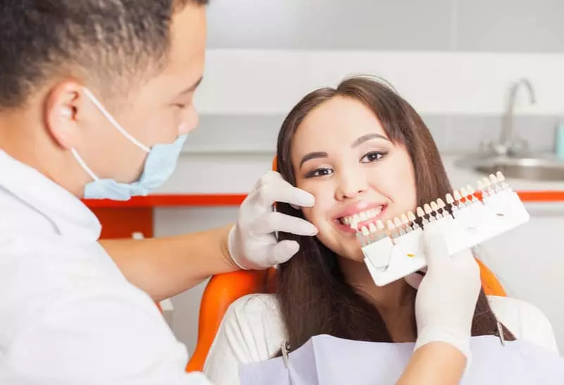 Vá ao dentista e converse sobre a possibilidade do clareamento dental caseiro.
