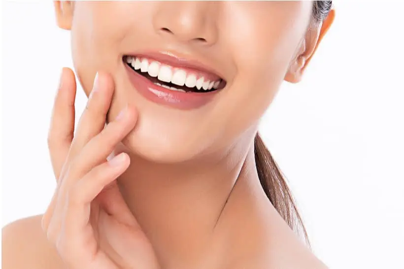 O clareamento dental ajuda a deixar o sorriso mais claro e livre de manchas. Mas existe uma idade mínima para fazer o procedimento?