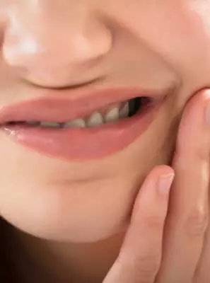 Como diminuir a sensibilidade causada por clareamento dental?