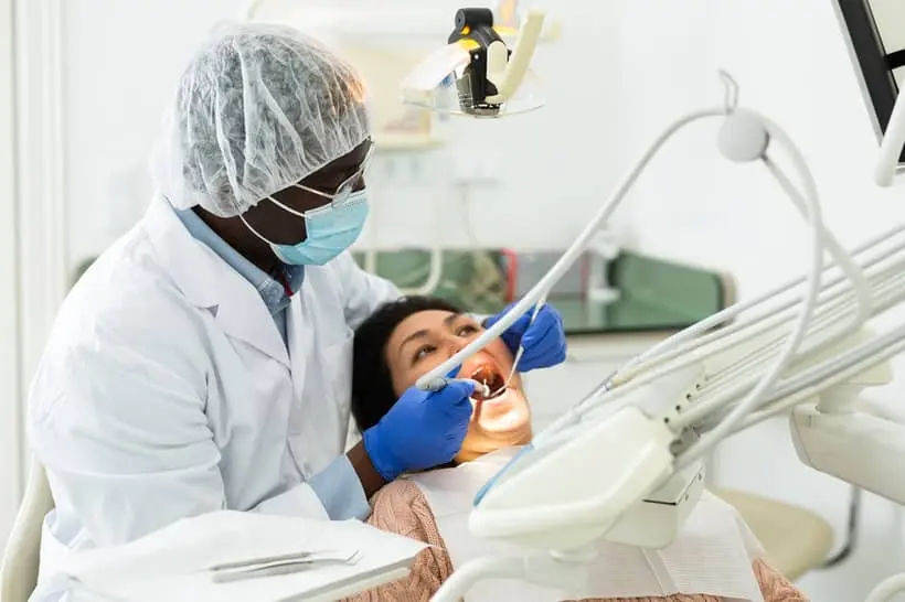 Para que o enxerto de gengiva dê certo, é importante realizar o procedimento com um dentista especializado e tomar cuidados pré e pós-operatórios