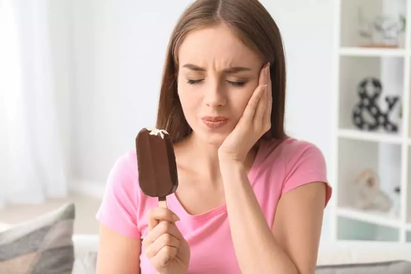 Sensibilidade a doces e bebidas geladas são um alerta para danos no esmalte de proteção do dente