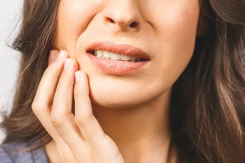 A dor do dente com cárie normalmente vem acompanhada de aumento da sensibilidade e desconforto ao mastigar