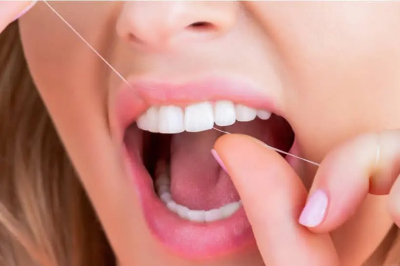Cuidado para não forçar o fio dental e acabar machucando a gengiva. Faça os movimentos com cuidado 