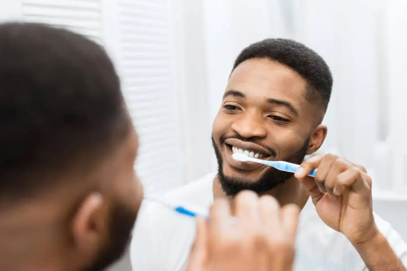 Após o clareamento dental, o paciente deve manter os bons hábitos de higiene bucal (usar fio-dental, uma escova macia e enxaguante) e, se necessário, recorrer a um creme dental para sensibilidade