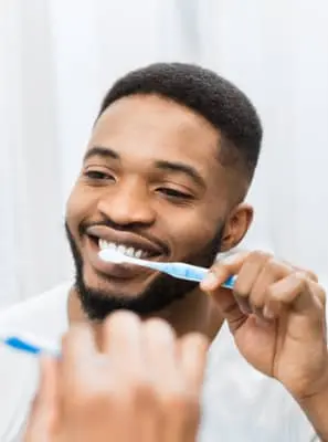 Devo mudar minha higiene bucal depois de fazer clareamento dental?