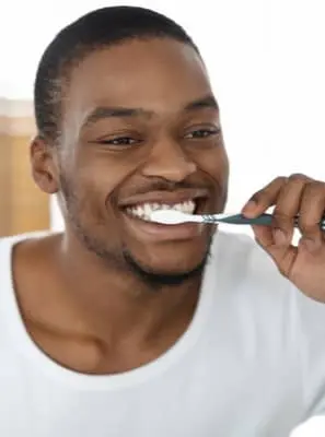 Como escovar os dentes: quais movimentos com a escova dental devo fazer?
