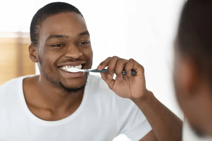 Saber como escovar os dentes corretamente é importante para evitar cáries, tártaros, inflamações e até mau hálito