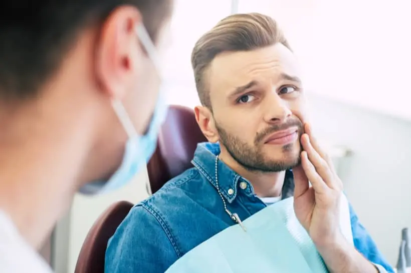 Ao sentir a gengiva inchada e doendo, é muito importante consultar um dentista e melhorar os hábitos de higiene bucal