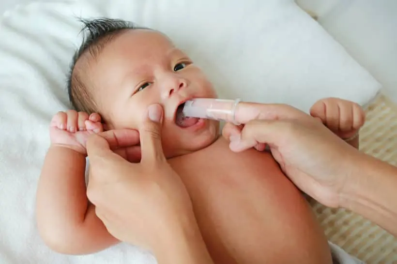 Gengiva de bebê inchada costuma ser um sintoma do nascimento dos primeiros dentinhos. A partir daí, deve ser feita a higienização bucal com uma escova de dedo de silicone