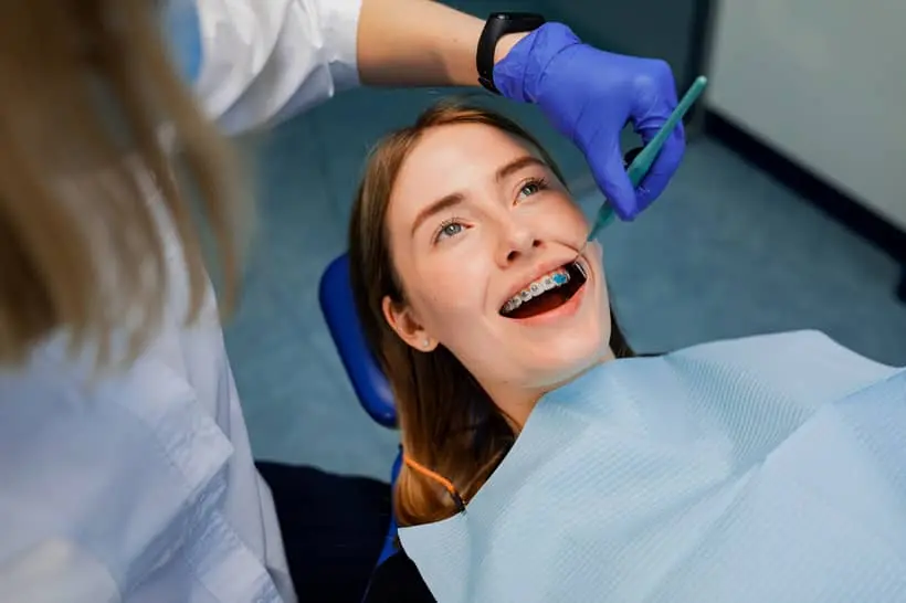 O tubo ortodôntico é um tipo de bráquete específico para o dente molar, sendo essencial para prender o fio de metal e garantir um bom tratamento