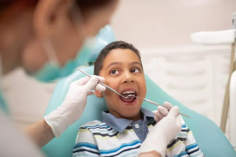 O selante dental é um tipo de revestimento fino, aplicado geralmente na infância, que protege o dente contra cáries e outras doenças bucais