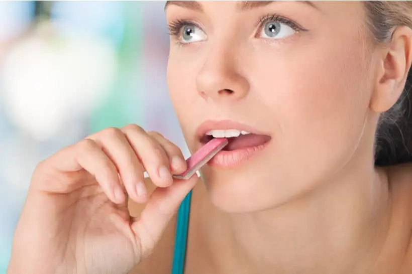 Mascar chiclete faz mal para os dentes, principalmente quando a guloseima tem um alto teor de açúcar, o que favorece o surgimento de cáries e o desgaste dentário