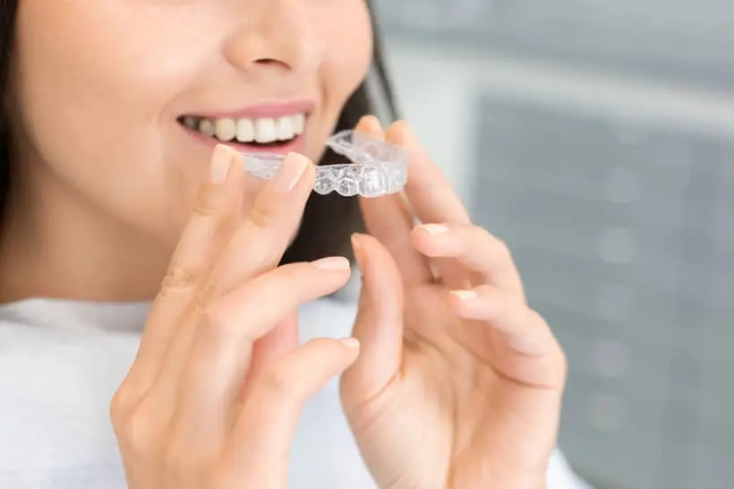 O clareamento dental com moldeira é um tratamento caseiro bem seguro e prático, que deixa o resultado mais homogêneo e natural