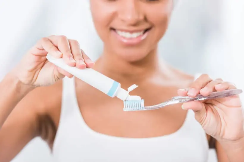 Usar creme dental para sensibilidade ajuda a aliviar o incômodo, pois o produto atua preenchendo os canalículos dos dentes, protegendo-os contra a dor