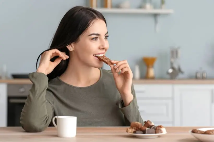 Após o clareamento dental, alimentos como chocolate e café podem afetar a saúde dos dentes, causando sensibilidade ou manchas