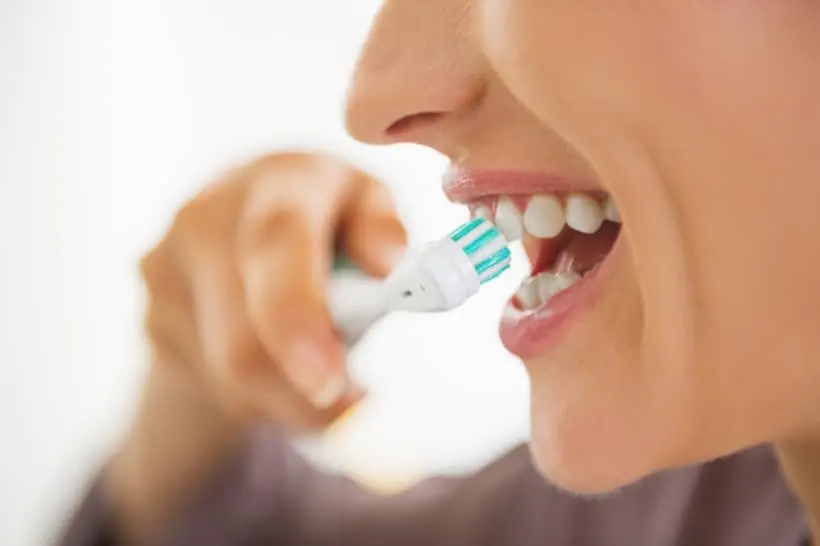 Para prevenir placa bacteriana, é fundamental escovar os dentes ao menos três vezes ao dia