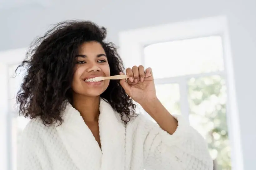Para evitar sintomas de sensibilidade no dente, uma dica importante é usar uma escova de cerdas macias e recorrer a um creme dental para dentes sensíveis