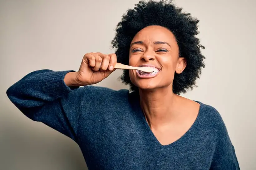 Escovar os dentes com força tende a causar o desgaste do esmalte e, consequentemente, sensibilidade dentária ou irritação e retração gengival