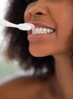 É possível tratar sensibilidade nos dentes em casa?