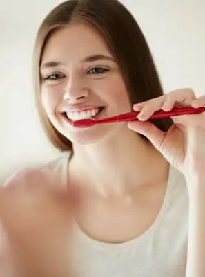 Escovas de dentes mais duras limpam os dentes melhor?