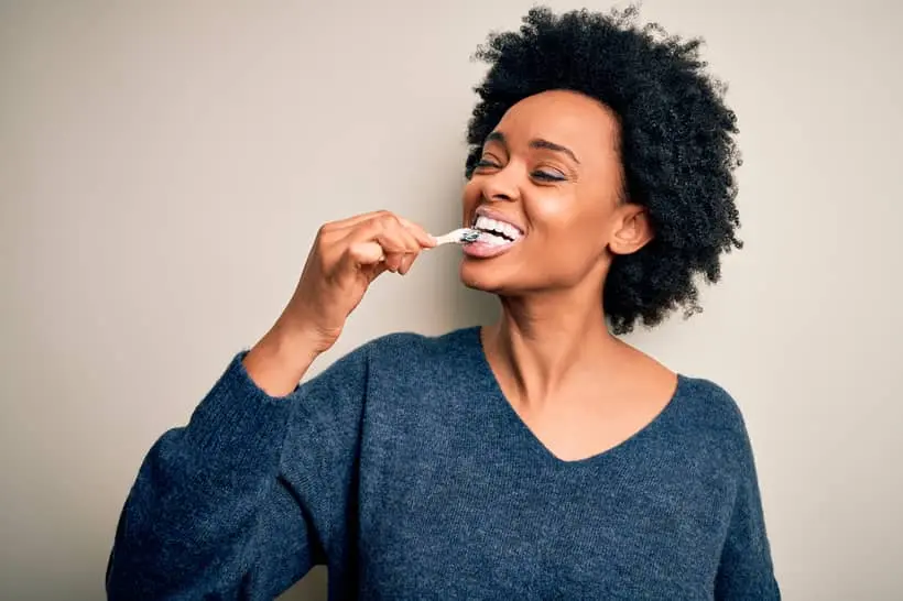 Para manter uma boa rotina de higiene bucal, é importante escolher bem a escova de dentes e acertar no tipo de creme dental
