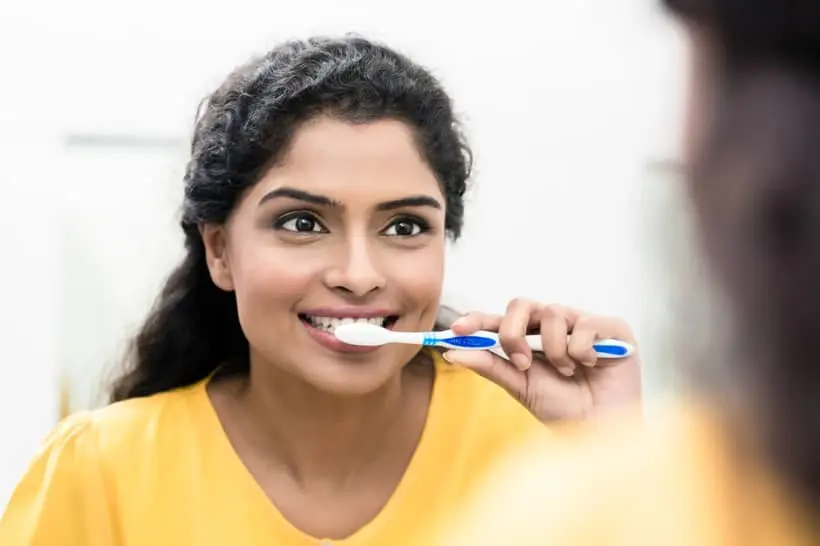 Para escovar os dentes com mais eficácia, é importante escolher a escova ideal (com cabeça curta, cabo reto e cerdas macias) e realizar os movimentos indicados pela dentista