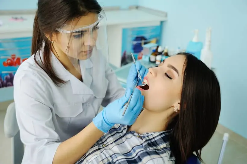 Para fazer clareamento de dente desvitalizado, é necessário isolar o dente e aplicar o agente clareador na parte interna da câmara pulpar