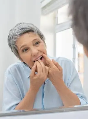 Posso usar o fio dental para limpar dentadura?