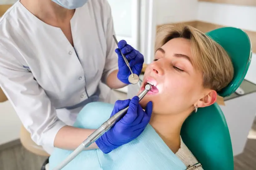 A cárie se desenvolve por conta da ação de bactérias que, ao se alimentarem do açúcar presente na boca, liberam um ácido que causam um buraquinho no dente. Para prevenir o problema, é fundamental frequentar o dentista regularmente
