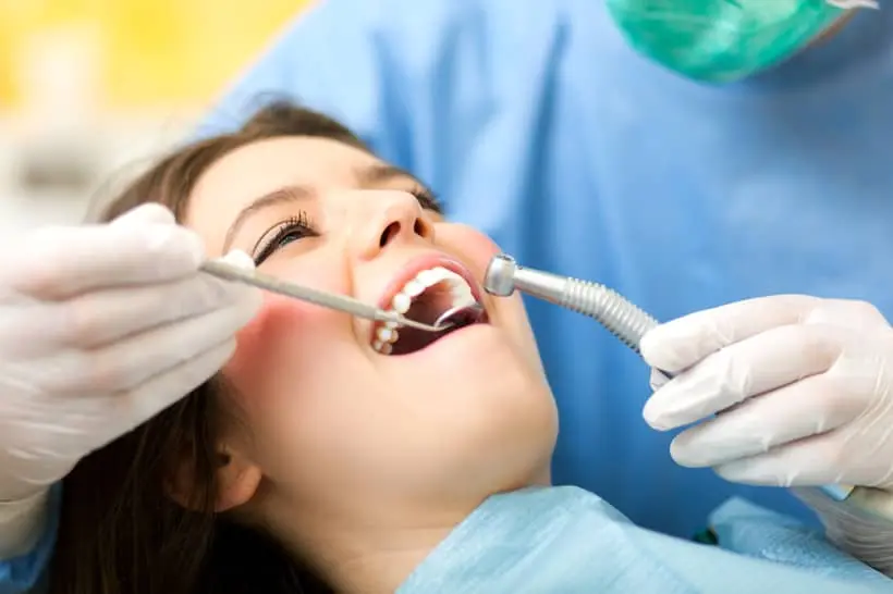 Caso a ferida no céu da boca demore a cicatrizar, é fundamental ir ao dentista para garantir que não se trata de uma infecção ou lesão mais grave