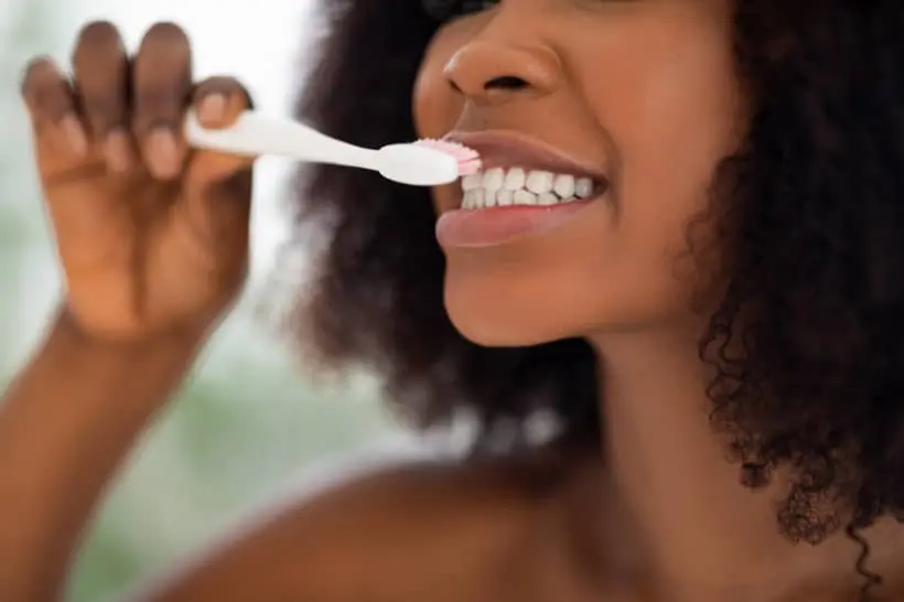 Para evitar ou amenizar a sensibilidade nos dentes, é importante usar uma escova de cerdas macias e não fazer muita força durante a escovação
