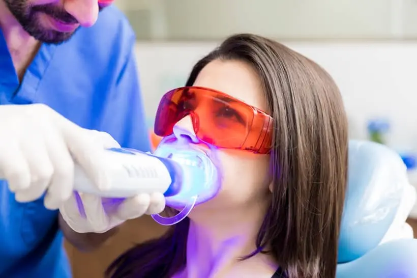 Não é possível afirmar que o clareamento a laser dói, pois o procedimento é feito com uma série de cuidados, sem causar incômodo aos dentes ou à gengiva
