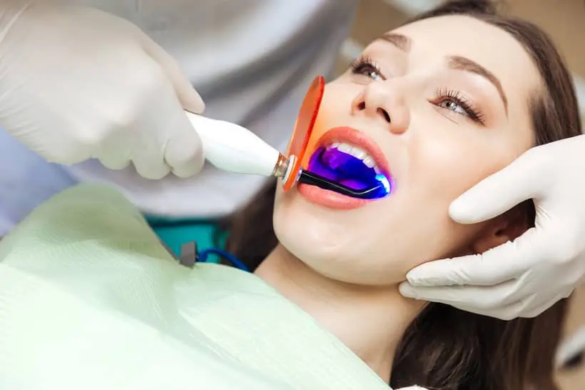 O clareamento dental a laser pode causar sensibilidade dentária temporária em alguns pacientes