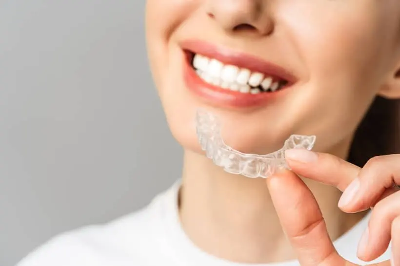 O clareamento dental (caseiro ou de consultório) não enfraquece os dentes, mas pode causar sensibilidade