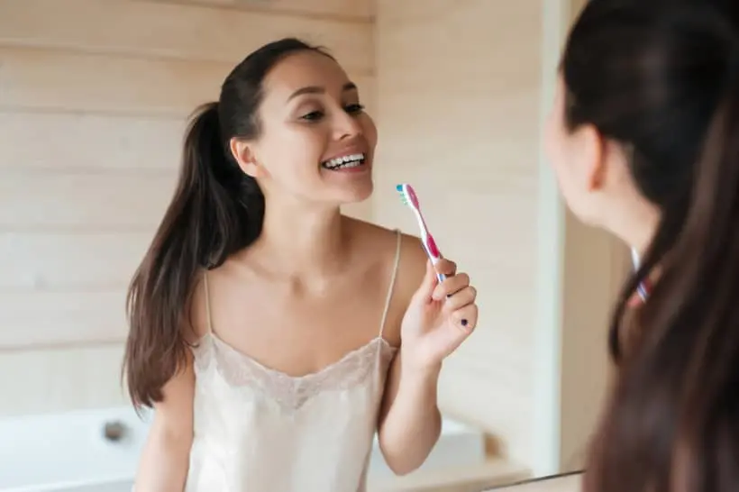 Não existem indícios científicos de que a cúrcuma limpa os dentes, por isso, o indicado é seguir a rotina habitual de higiene bucal para mantê-los sempre limpos e branquinhos