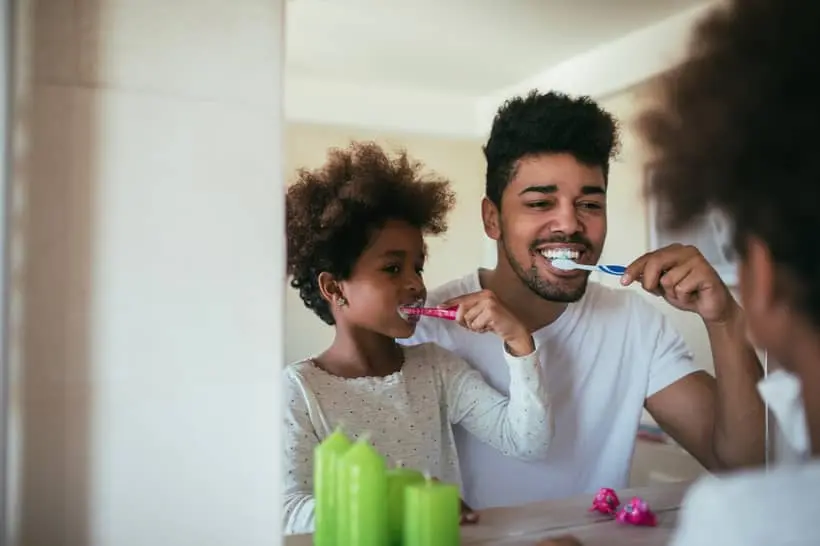 Para prevenir a fluorose infantil, é importante que a criança utilize a quantidade certa de pasta de dente (para não exagerar no flúor) e tenha bons hábitos de higiene