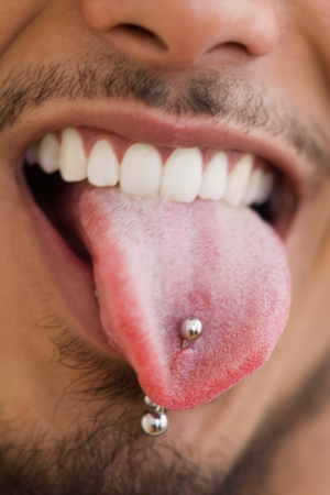 Conheça os riscos e as medidas essenciais para cuidar de um piercing na boca