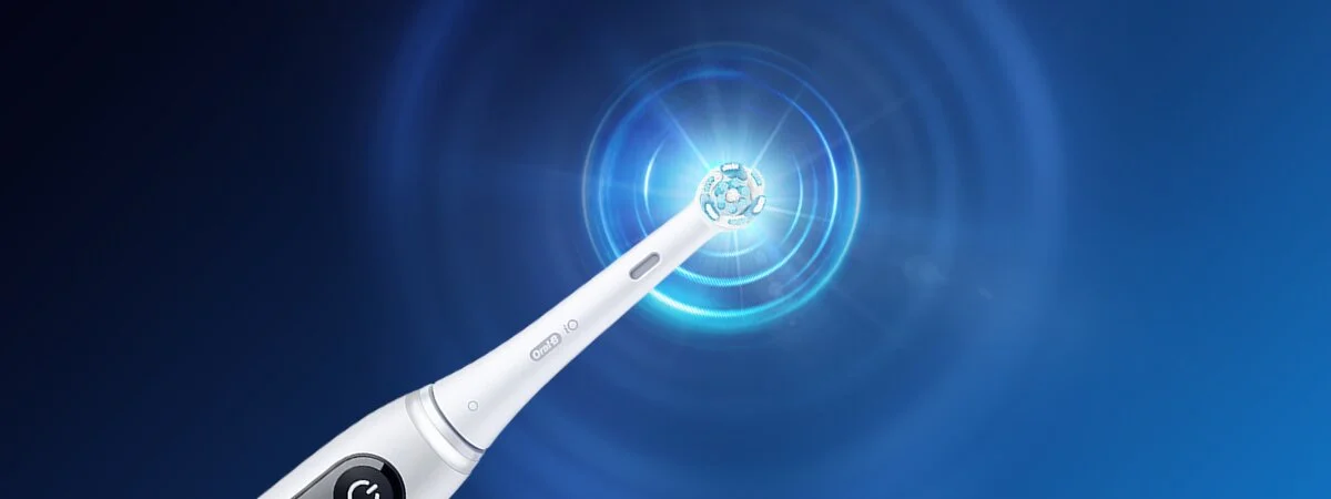 Escova de dentes elétrica Oral-B sério iO com tecnologia, fundo azul.