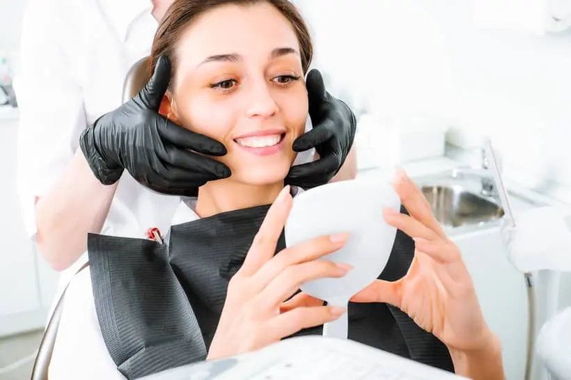 Não é normal a restauração dentária ficar áspera. Se isso acontecer, procure o dentista.