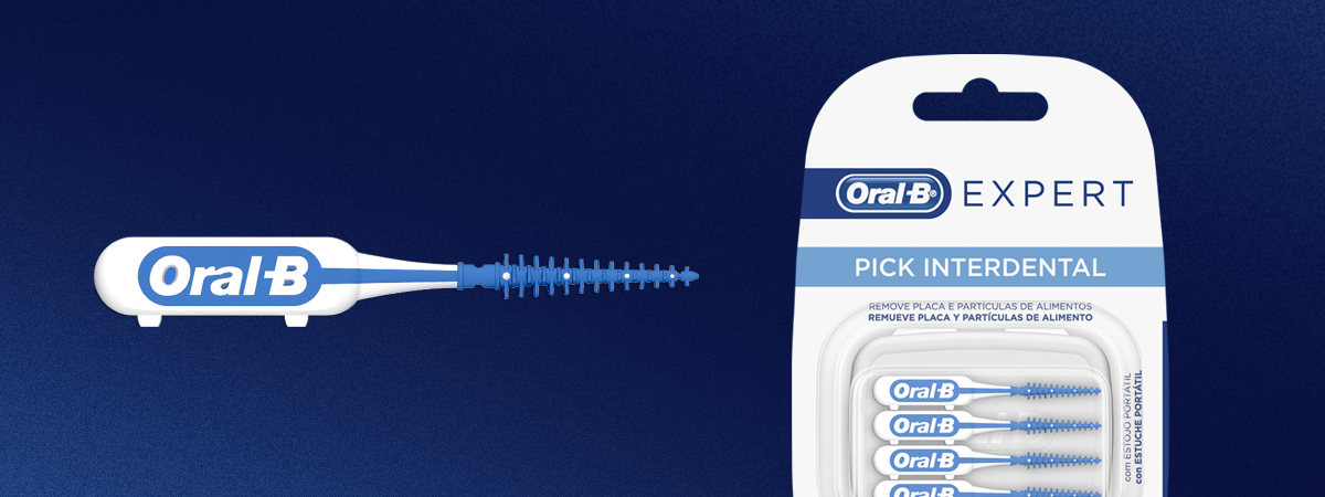 Escova interdental Oral-B EXPERT azul em fundo azul com embalagem.