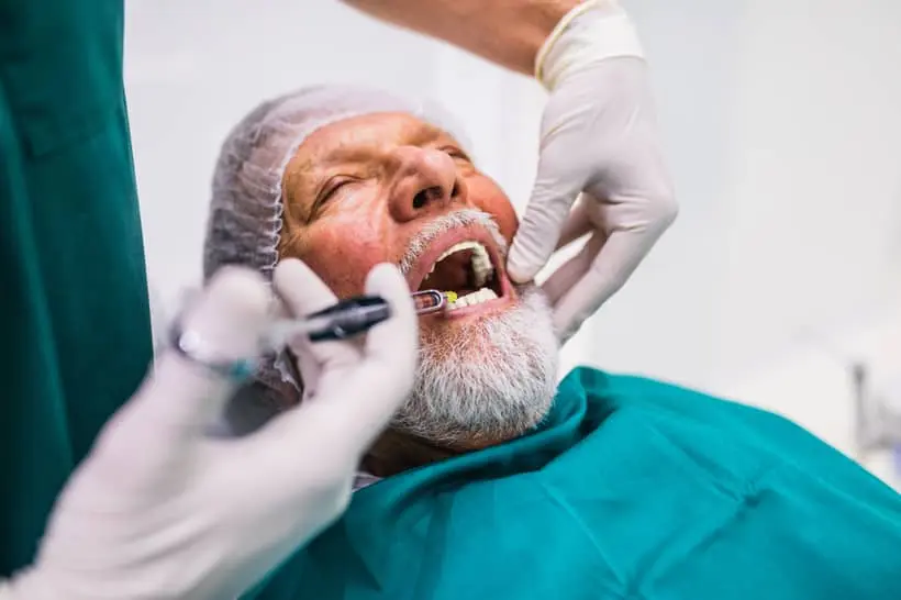 Para realizar um implante dentário, o paciente deve passar primeiro por uma avaliação odontológica