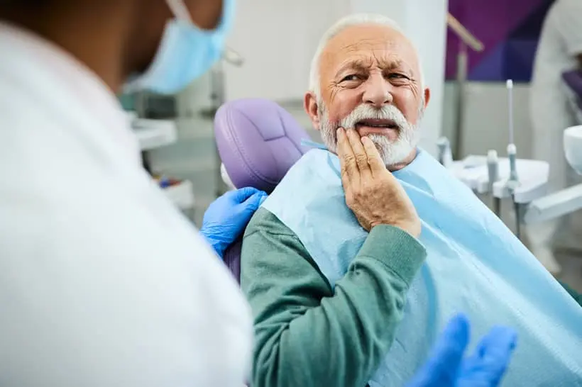 O dente necrosado é causado geralmente por uma infecção bacteriana profunda, o que demanda um tratamento endodôntico
