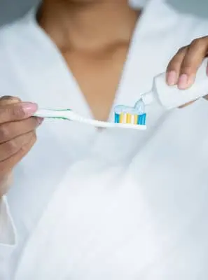 Creme dental para dentes sensíveis: todos podem usar?