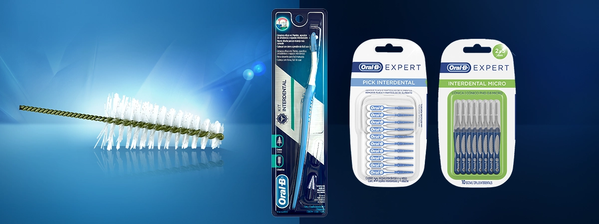 Modelos de escovas interdentais Oral-B para cuidados interdentais exibidos em um fundo azul