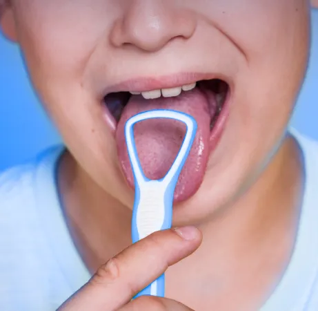 Descubra os benefícios e como usar o limpador de língua